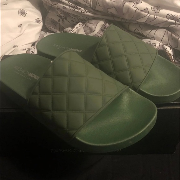 Fashion Nova Very Busy Slides - Picture 3 of 5